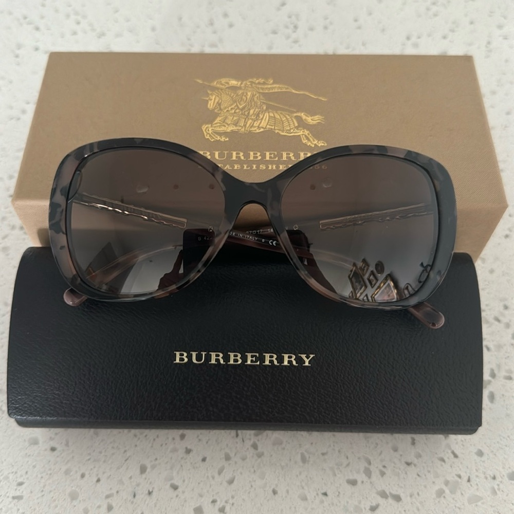 NWT BURBERRY sunglasses B4238 3624/3B